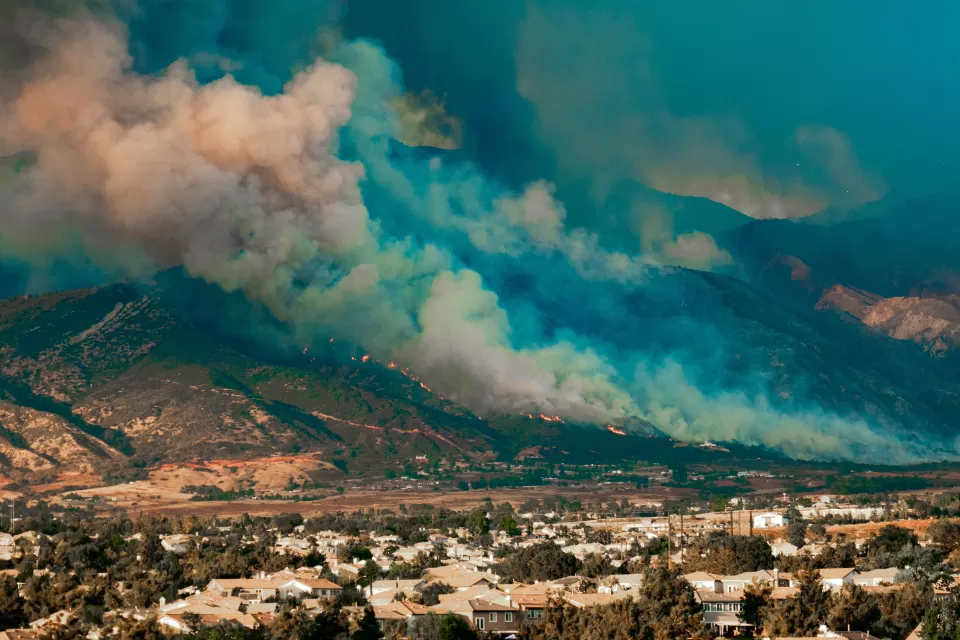 Wildfire threatening hillside homes in Yucaipa, California